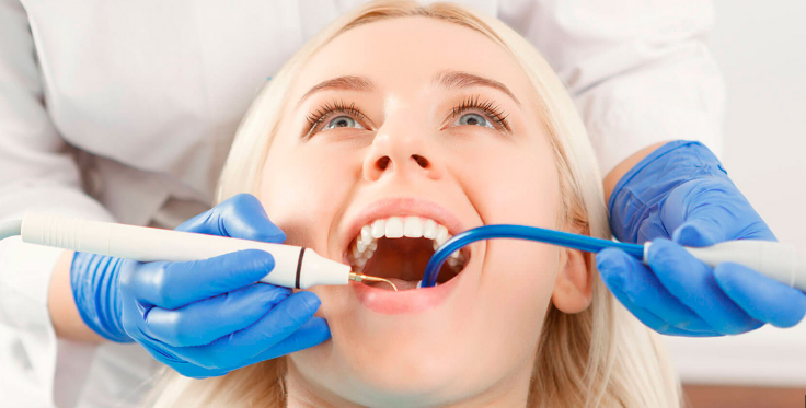 A dentística é uma especialidade da odontologia responsável por deixar o sorriso com uma melhor aparência e com uma melhor funcionalidade. Os procedimentos de dentística podem ser indicados tanto para a melhora da estética, mas também com função restauradora.